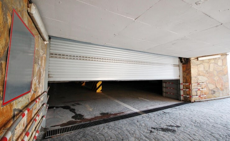Common Signs For Garage Door Repair & When To Call The Professionals