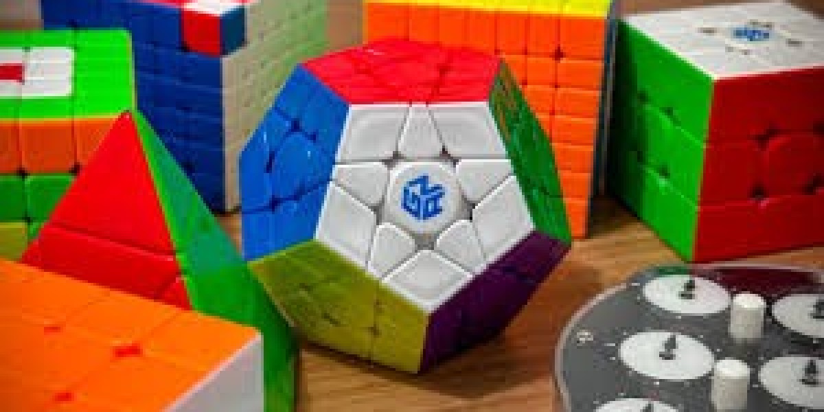 What are some popular methods or algorithms used by speedcubers to solve the Rubik's cube quickly