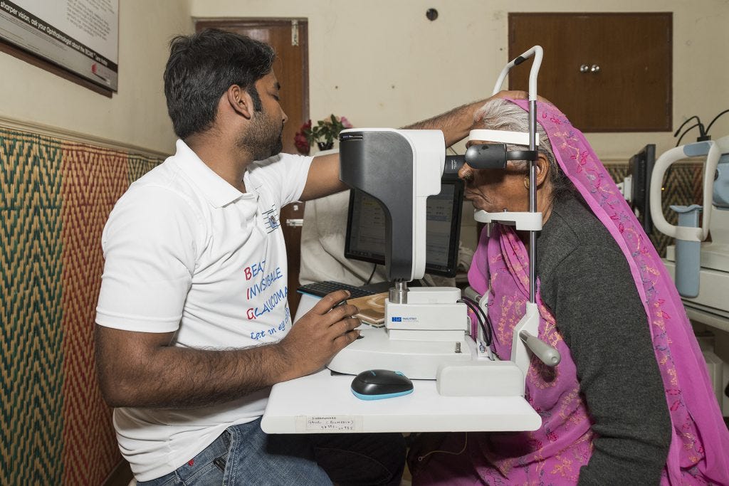 How does an eye doctor in Lucknow conduct vision tests? | by Mansarovar Eye Hospital | Nov, 2023 | Medium