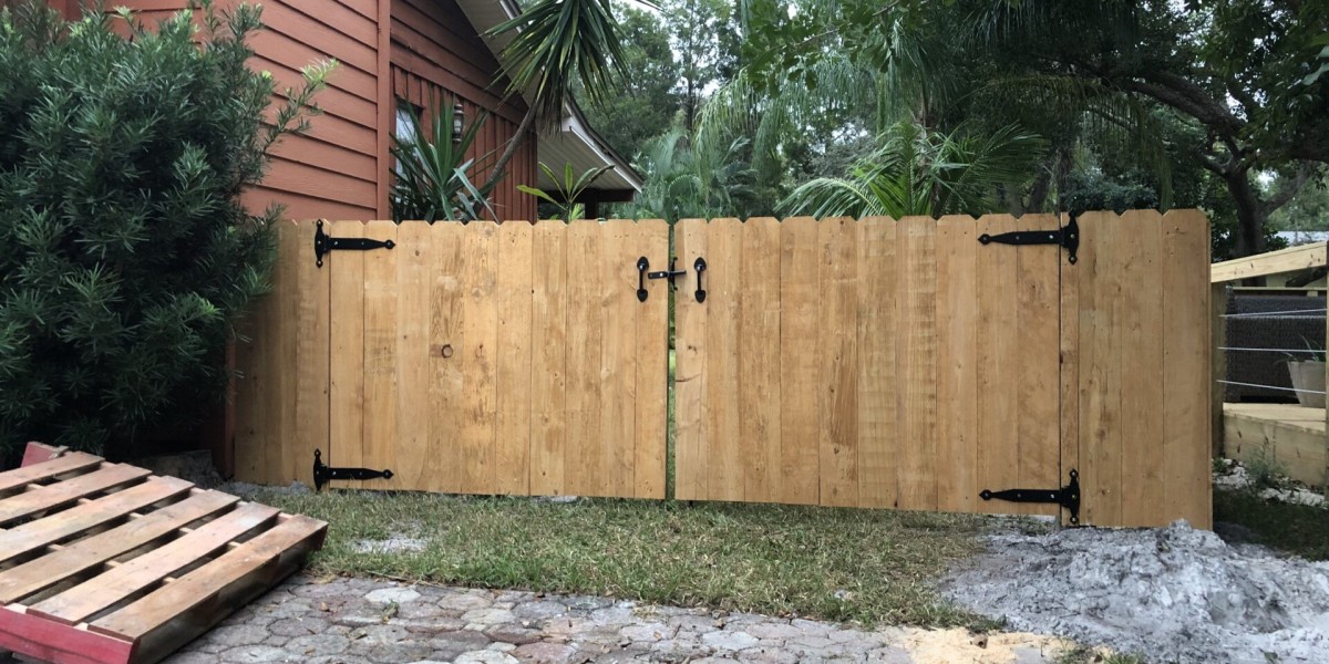 What are the characteristics of temporary fencing?