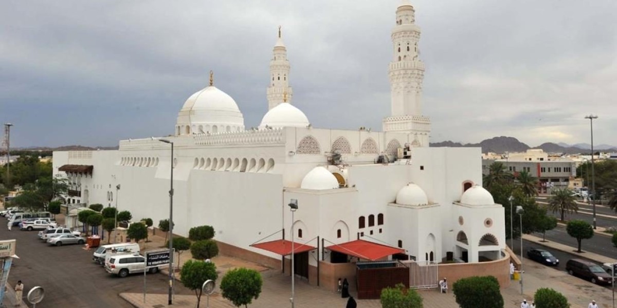 Explore Madinah’s Holy Sites: History and Spirituality