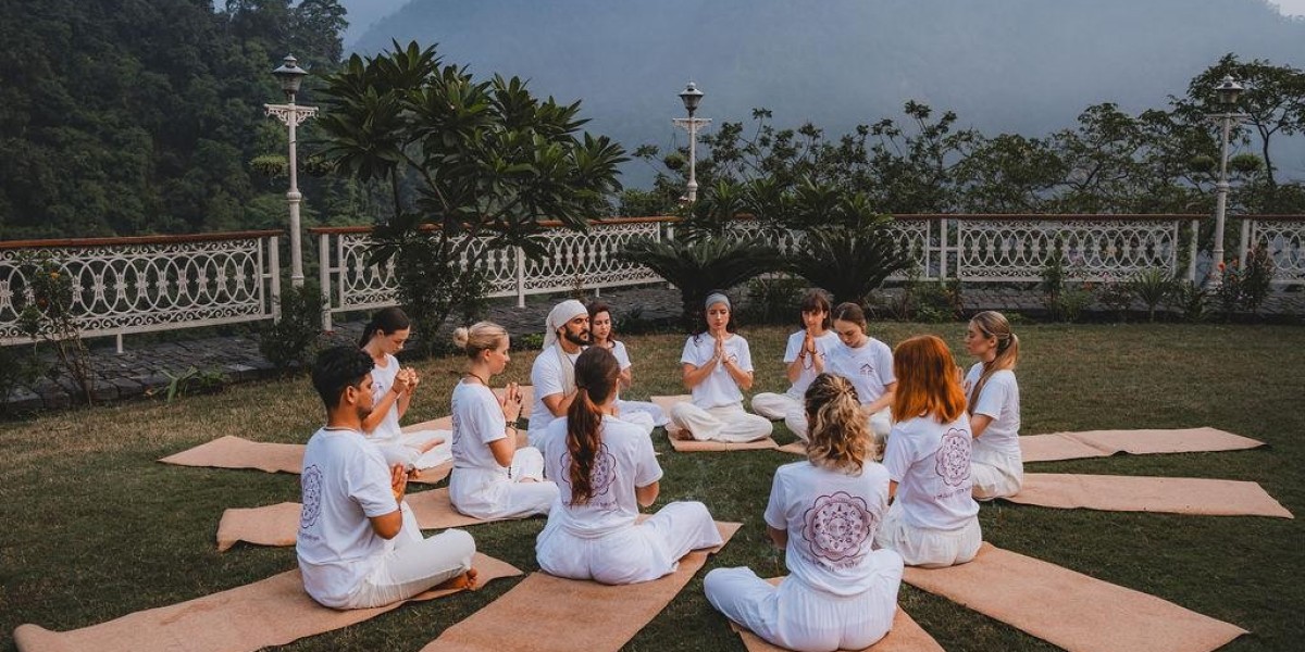 200 Stunden Yoga Lehrer Ausbildung in Indien bei VedaVerse