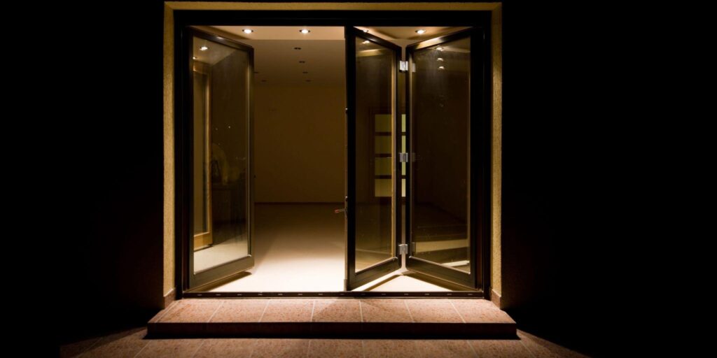 Minimalist & Flexible Bifold Doors: Trends & Servicing 2025