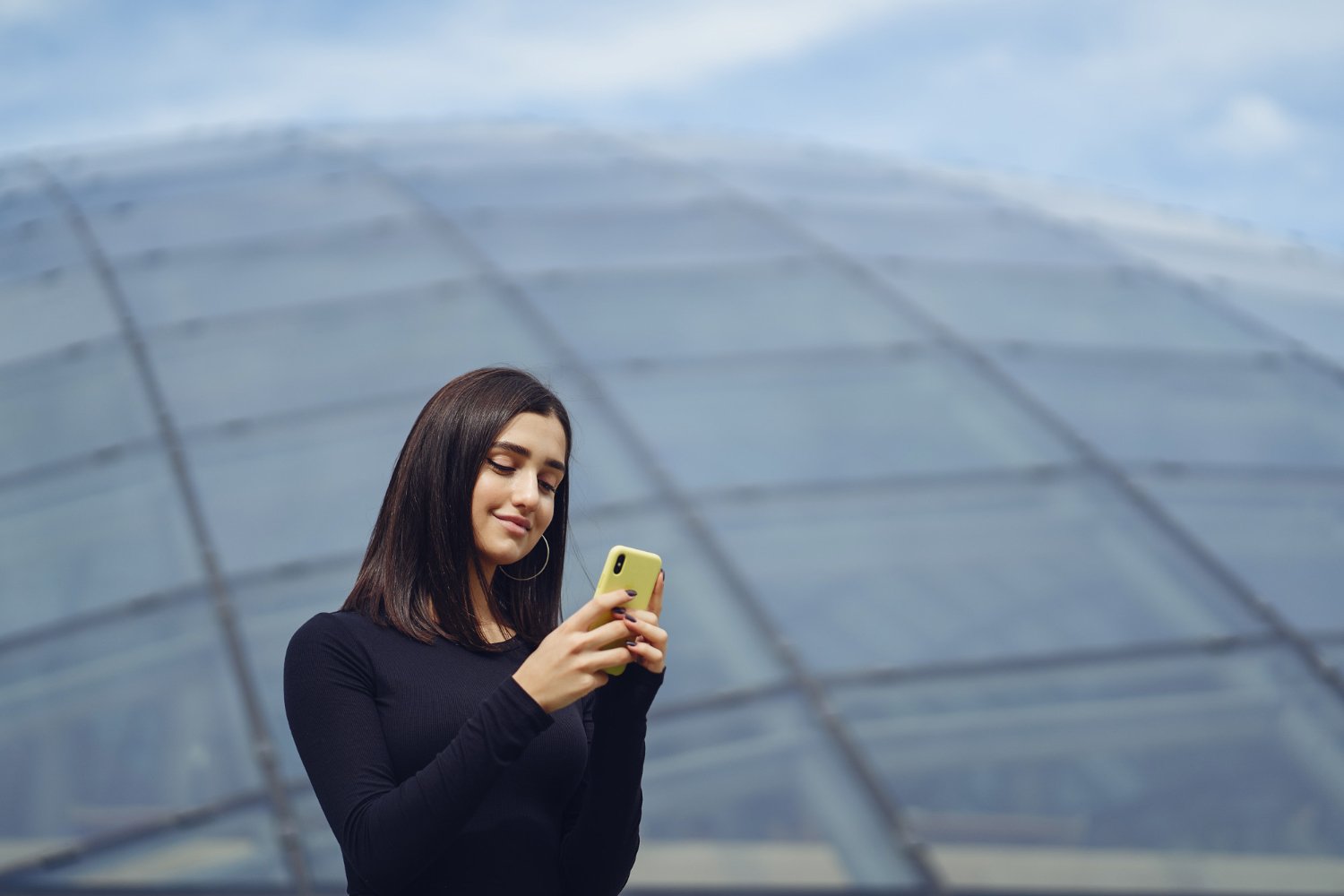 Using a UK eSIM Card in India: What You Need to Know About Roaming & Connectivity -