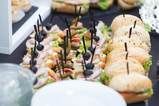How To Customize A Catering Party Tray For Vegan, Keto, And Gluten-Free Guests | picgiraffe.com