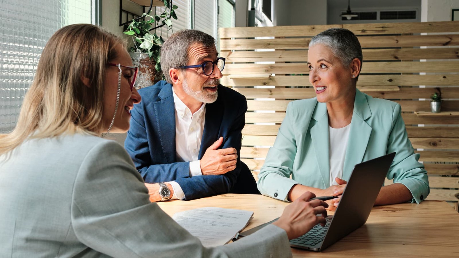 Pros and cons of robo-advisors versus human financial advisor - FinzNest